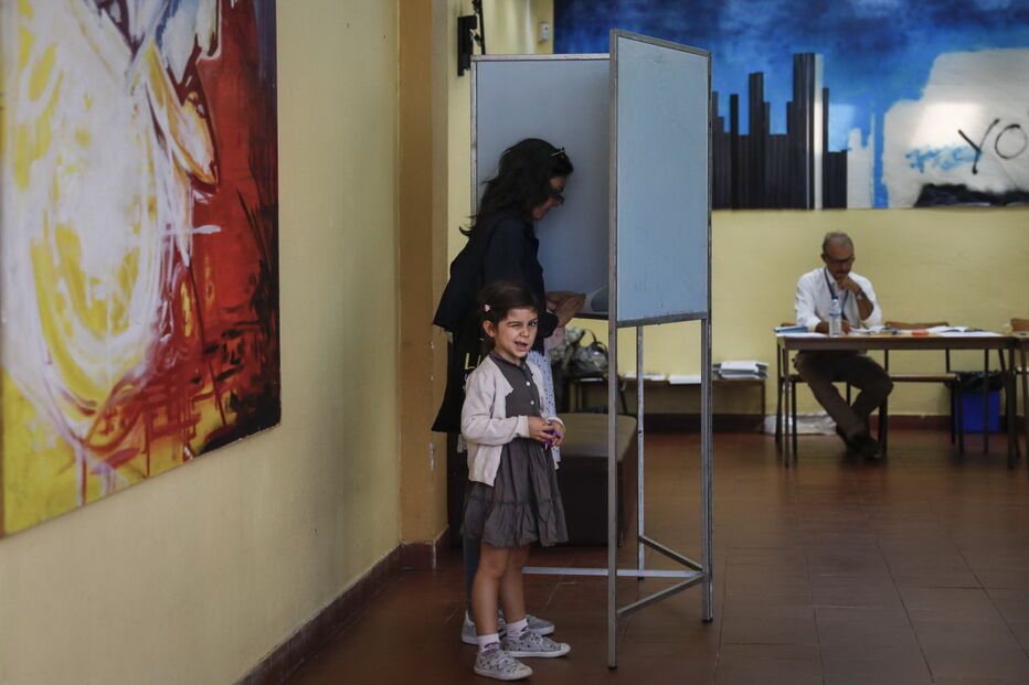 Eleitores exercem o direito ao voto nas Legislativas	