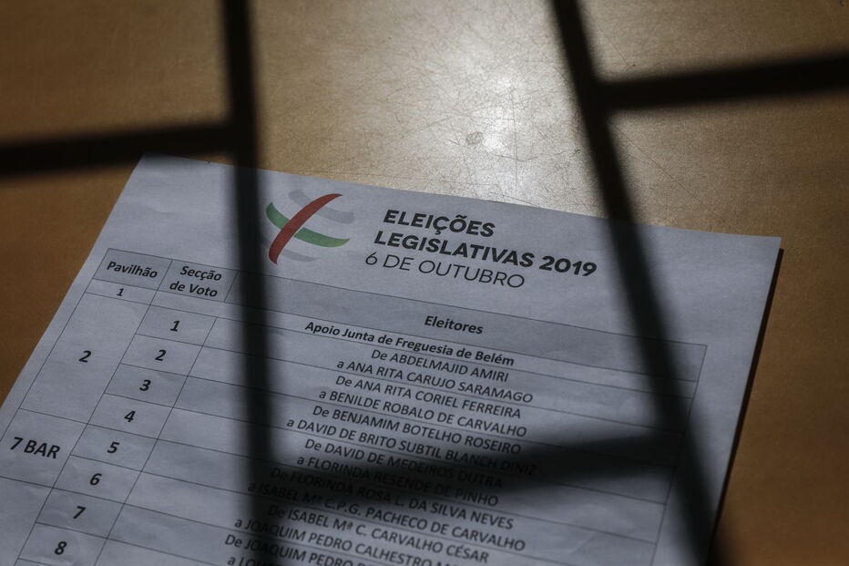 Eleitores exercem o direito ao voto nas Legislativas	