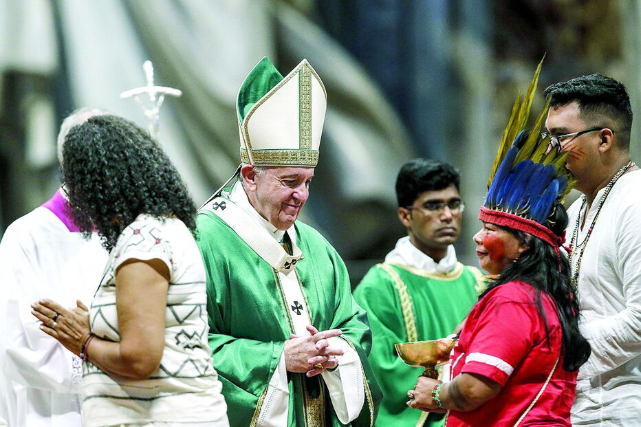O Papa Francisco saudou ontem vários índios nativos da Amazónia, presentes na missa de abertura do Sínodo 