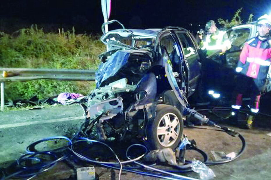 Carro ficou totalmente destruído