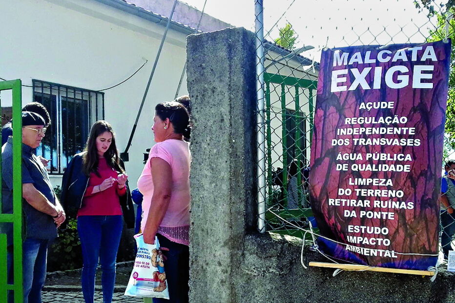 Habitantes em protesto em frente à Junta de Malcata 