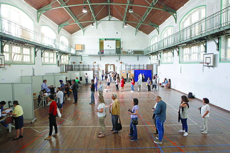 Eleitores de Lisboa aguardam a sua vez 