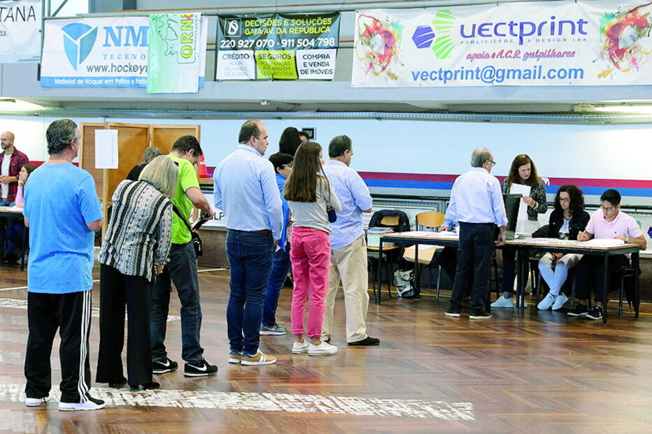 Votação numa secção de voto de Vila Nova de Gaia 