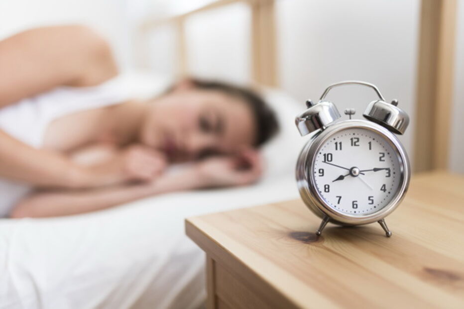 2019-10-07_16_14_05 mulher-dormindo-na-cama-perto-de-despertador-na-mesa-de-madeira_23-2147911981.jpg