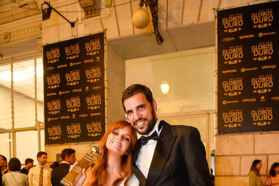 Carolina Deslandes nos Globos de Ouro, com o companheiro, Diogo Clemente