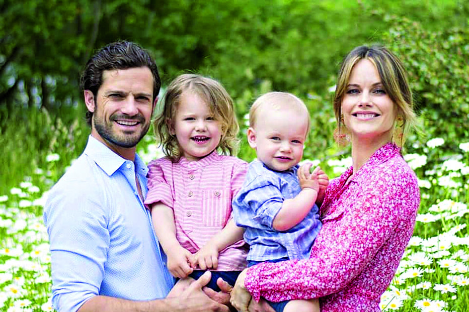 Príncipe Carlos Filipe com a princesa Sofia e os filhos, Alexandre e Gabriel  