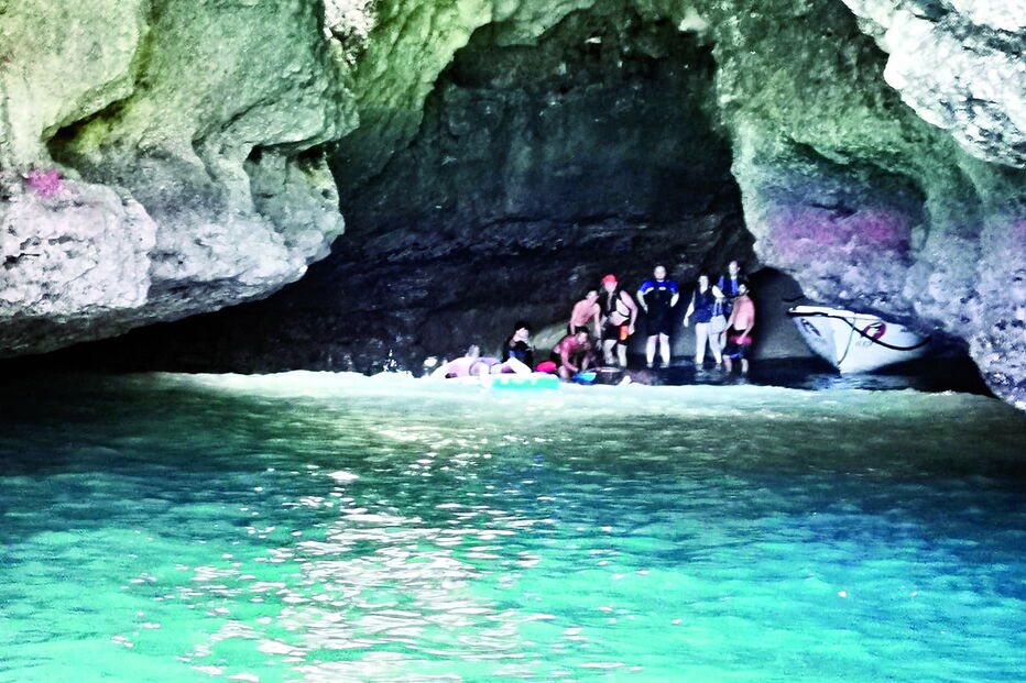 Doze pessoas salvas em gruta após avaria  