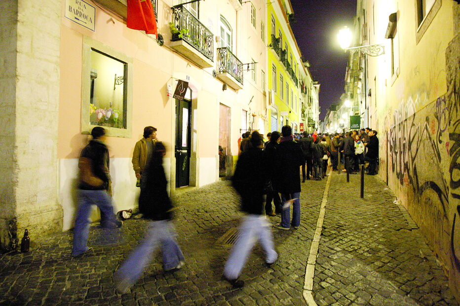 Agente da PSP foi atacado no Bairro Alto quando tentava acalmar uma situação de violência