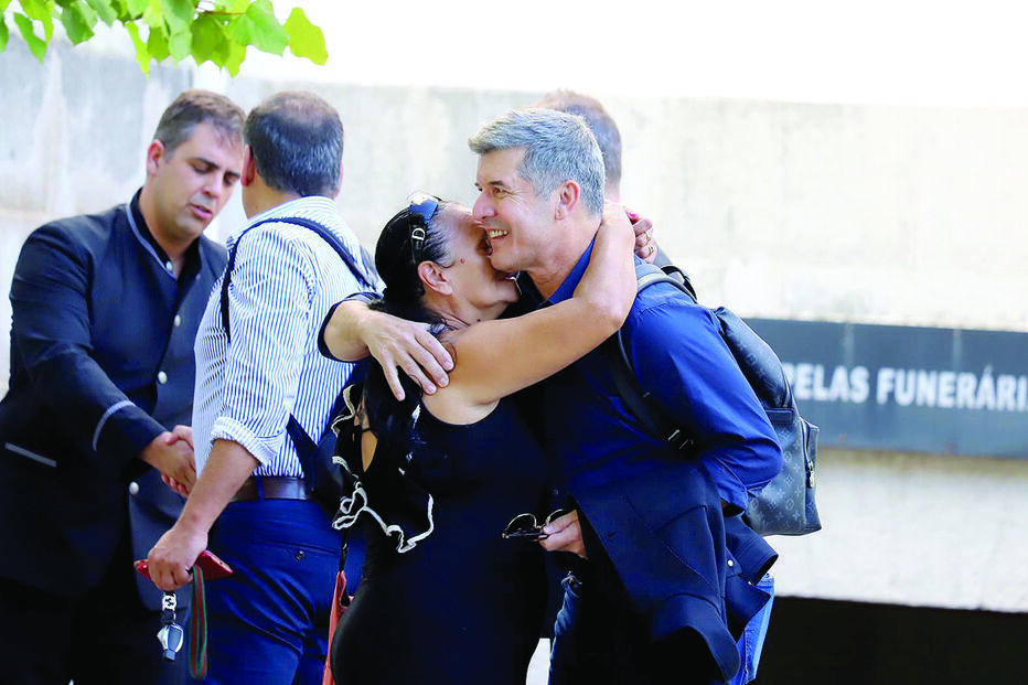 Apresentador mostrou um sorriso ao ser apoiado por amigos 