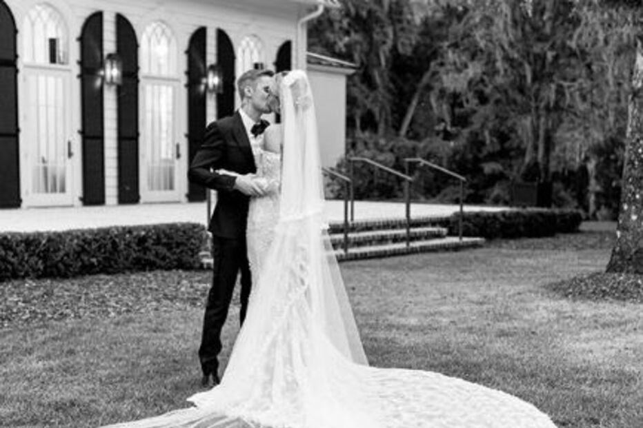 Hailey Baldwin e Justin Bieber vivem casamento de sonho 