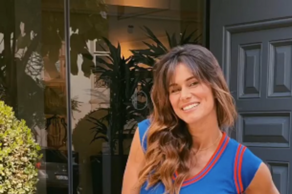 Cláudia Vieira mostra barriga de grávida