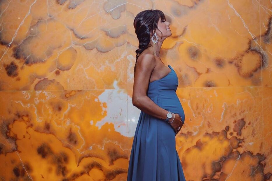 Cláudia Vieira mostra barriga de grávida