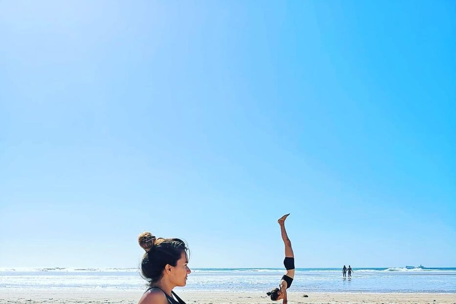 Cláudia Vieira mostra barriga de grávida