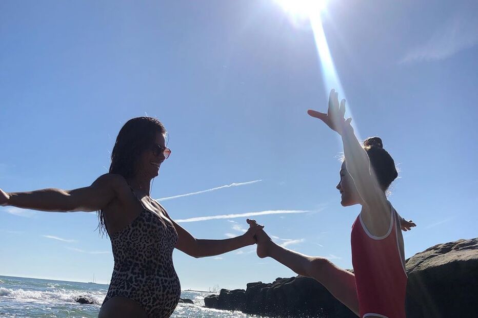 Cláudia Vieira mostra barriga de grávida ao lado da filha, Maria, fruto da relação anterior com Pedro Teixeira