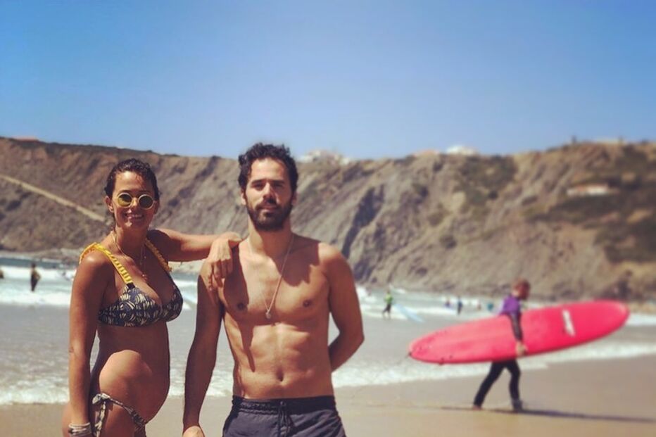 Cláudia Vieira mostra barriga de grávida ao lado do companheiro, João Alves