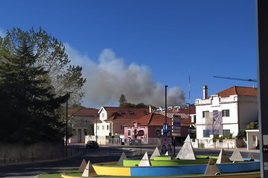 Incêndio na Serra da Carregueira, em Sintra