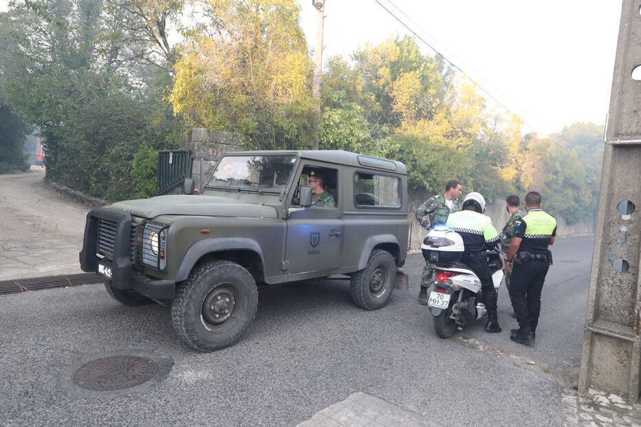 Militares estão no local e encontram-se a evacuar a localidade de Venda Seca