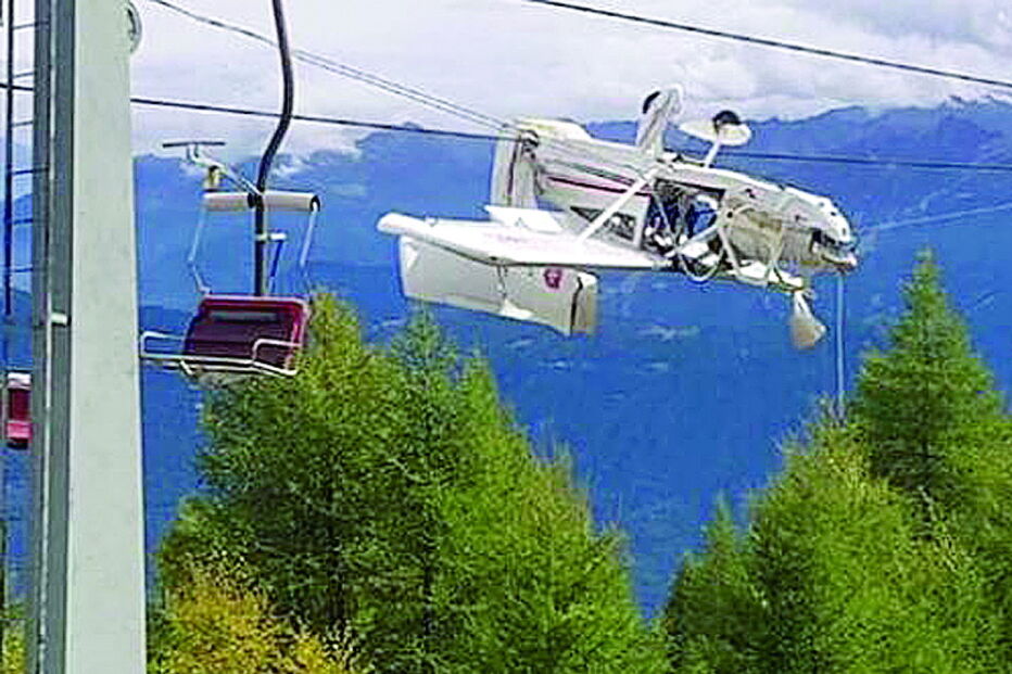 Fotografia mostra avião em posição improvável após acidente