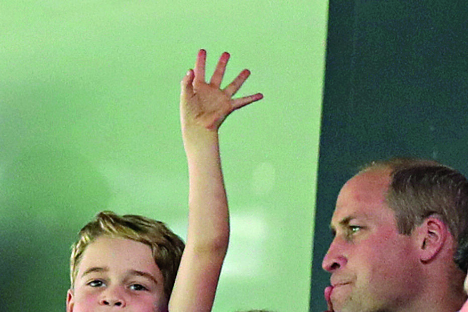 George mostrou estar a divertir-se enquanto assistia a um jogo de futebol