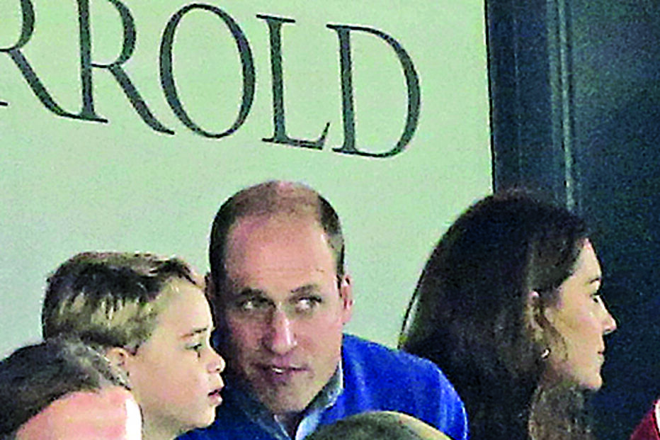 George mostrou estar a divertir-se enquanto assistia a um jogo de futebol