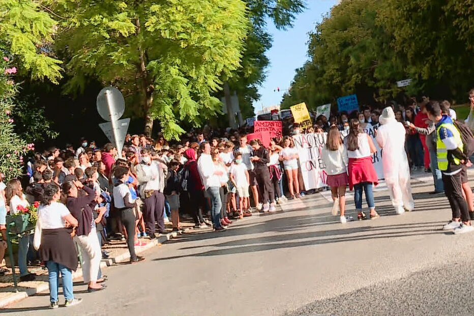 Centenas de alunos, pais e professores exigem retirada de aminanto na Portela de Sacavém
