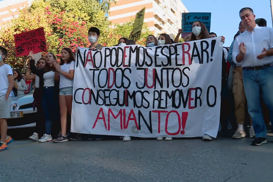 Centenas de alunos, pais e professores exigem retirada de aminanto na Portela de Sacavém