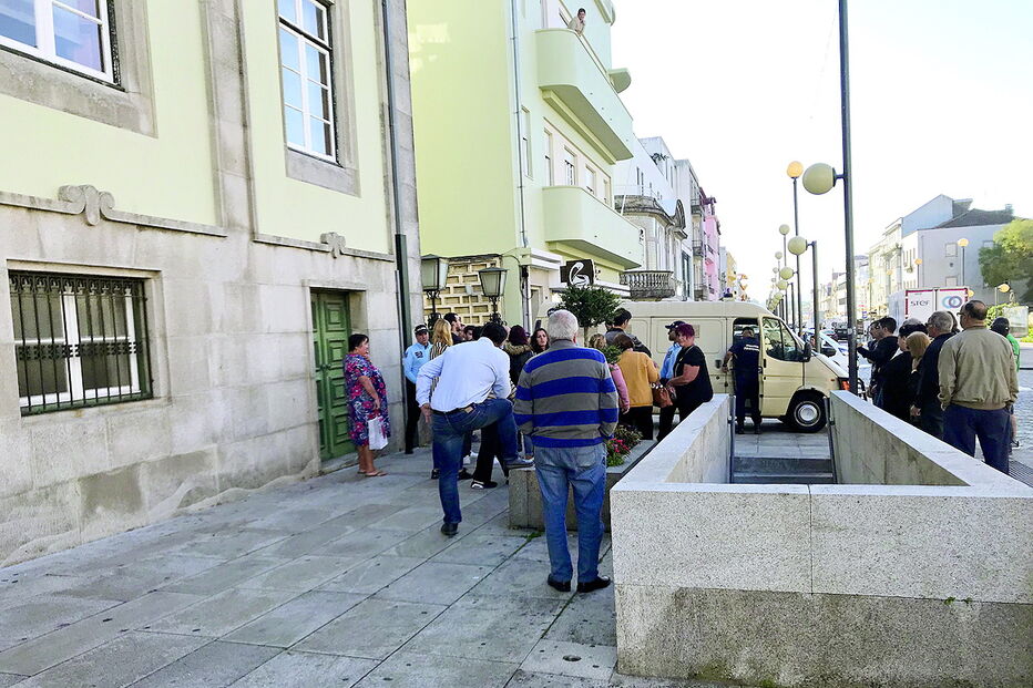 Ambiente tenso junto ao tribunal 