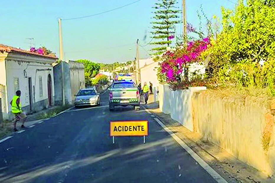 Motociclista morre após colidir com poste    