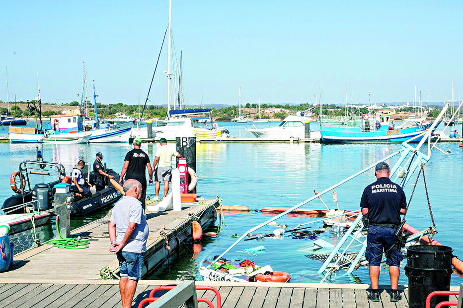 Barco de pesca foi ao fundo na ria de Alvor