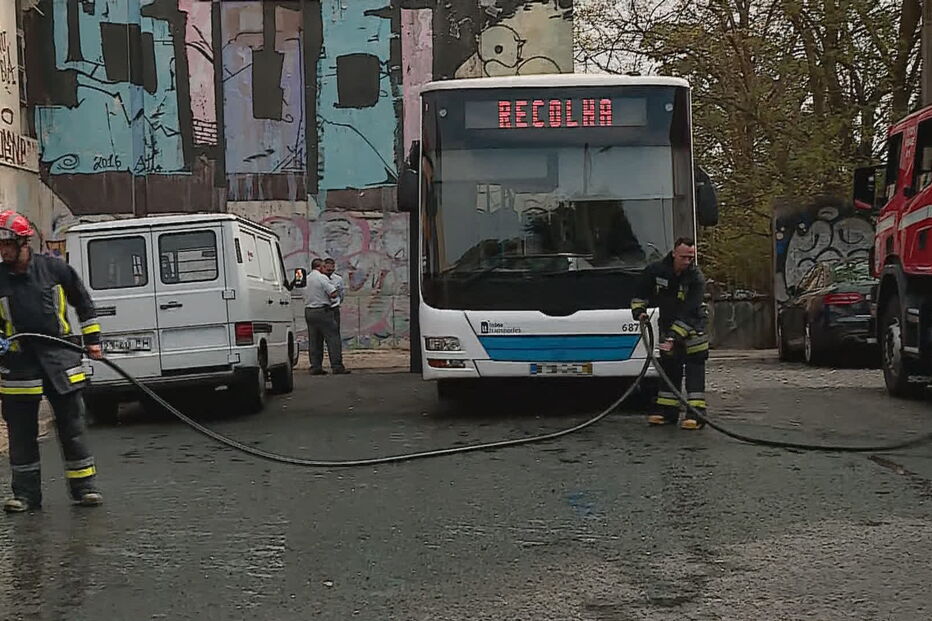 Mecânico morre esmagado quando reparava autocarro em Oeiras 