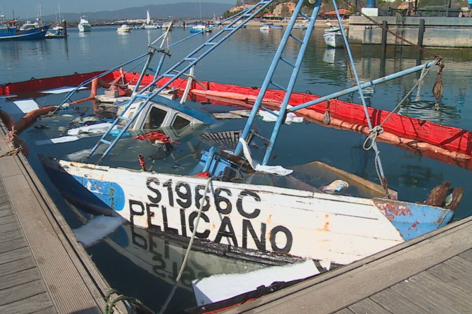 Barco de pesca foi ao fundo na ria de Alvor