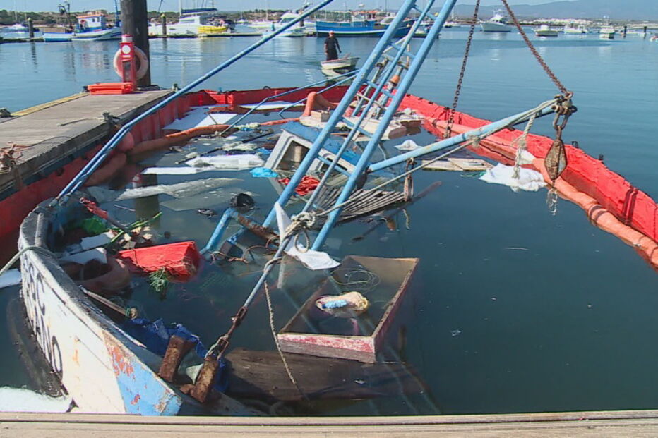 Barco de pesca foi ao fundo na ria de Alvor