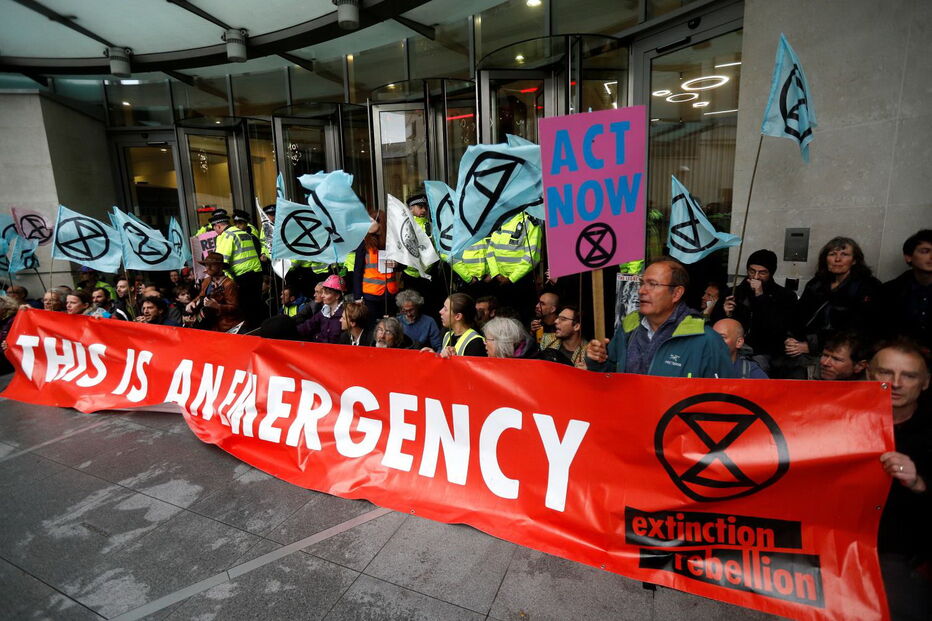Ativistas pelo clima bloqueiam entrada da sede da BBC em Londres. Veja as imagens