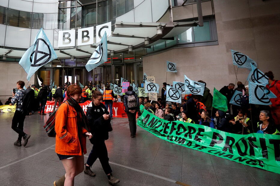 Ativistas pelo clima bloqueiam entrada da sede da BBC em Londres. Veja as imagens