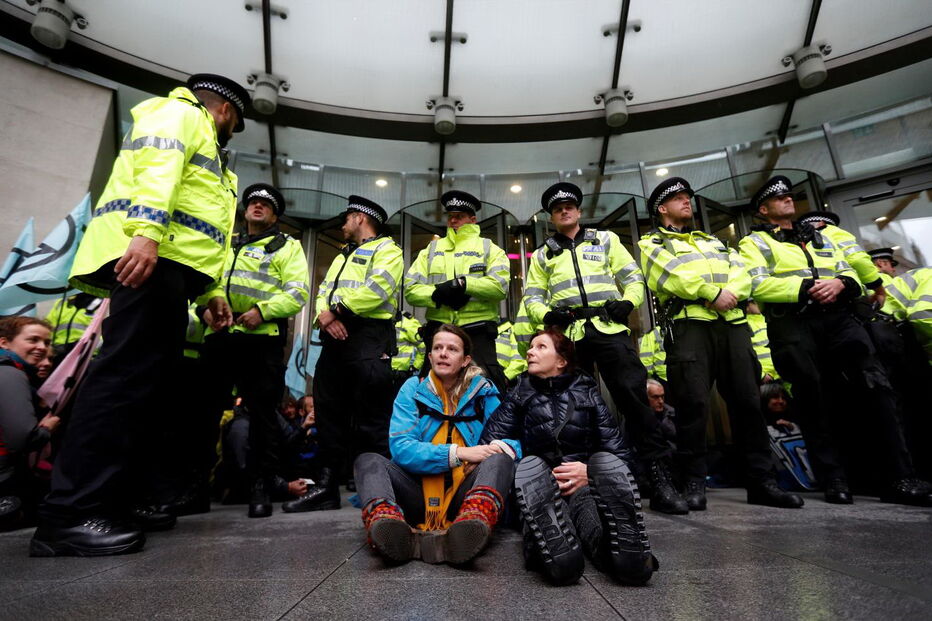 Ativistas pelo clima bloqueiam entrada da sede da BBC em Londres. Veja as imagens