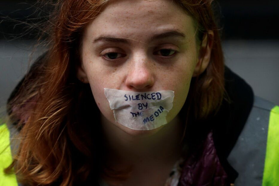 Ativistas pelo clima bloqueiam entrada da sede da BBC em Londres. Veja as imagens