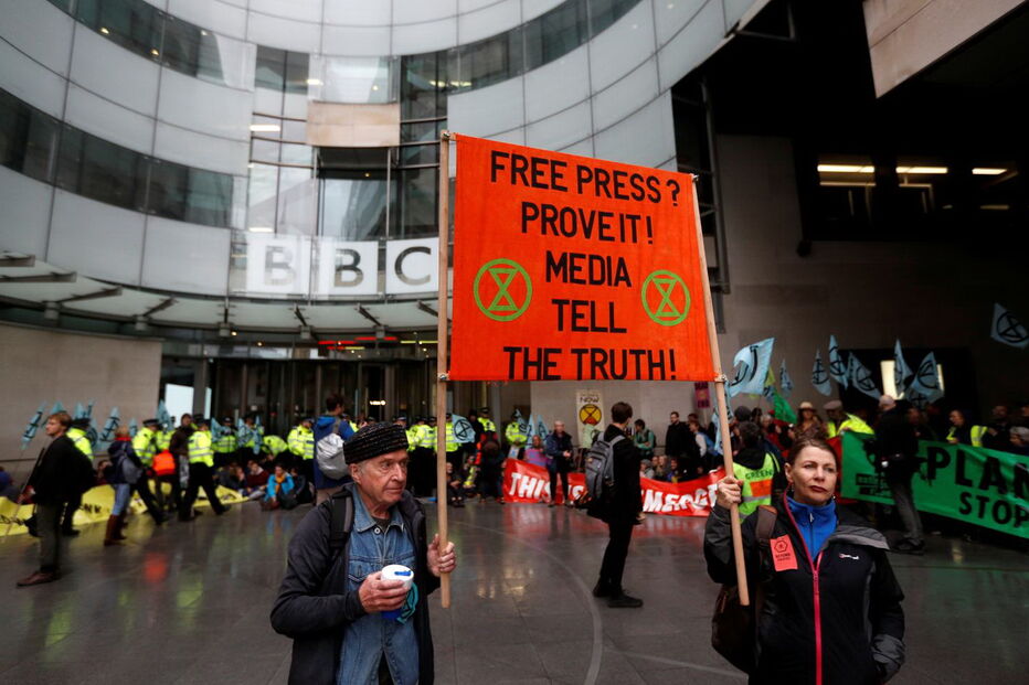 Ativistas pelo clima bloqueiam entrada da sede da BBC em Londres. Veja as imagens