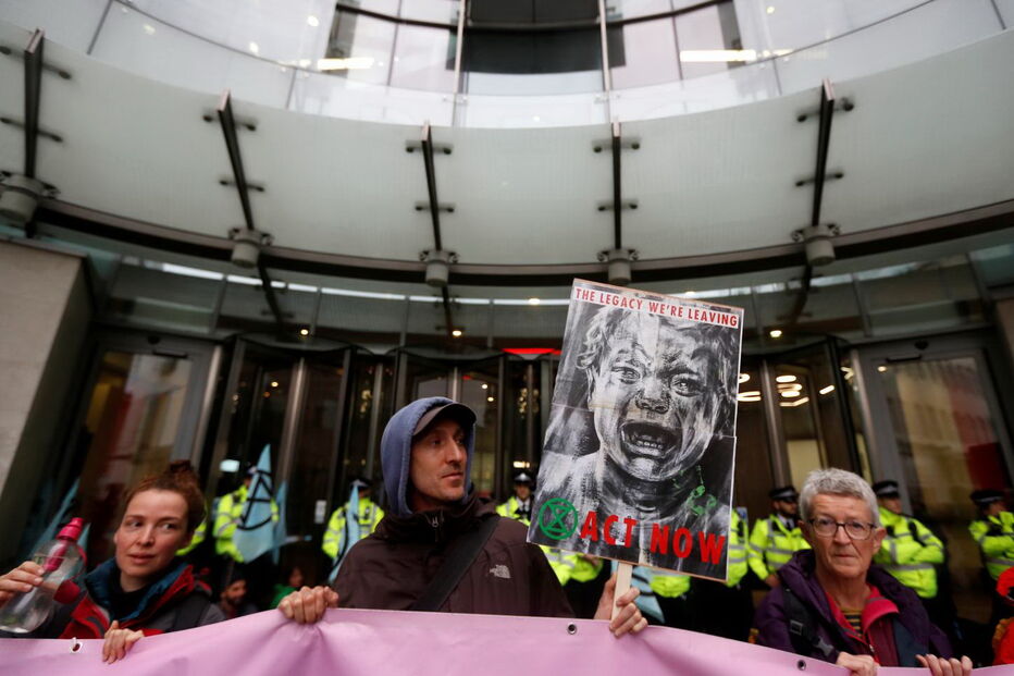 Ativistas pelo clima bloqueiam entrada da sede da BBC em Londres. Veja as imagens