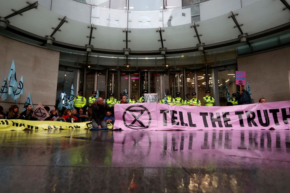 Ativistas pelo clima bloqueiam entrada da sede da BBC em Londres. Veja as imagens