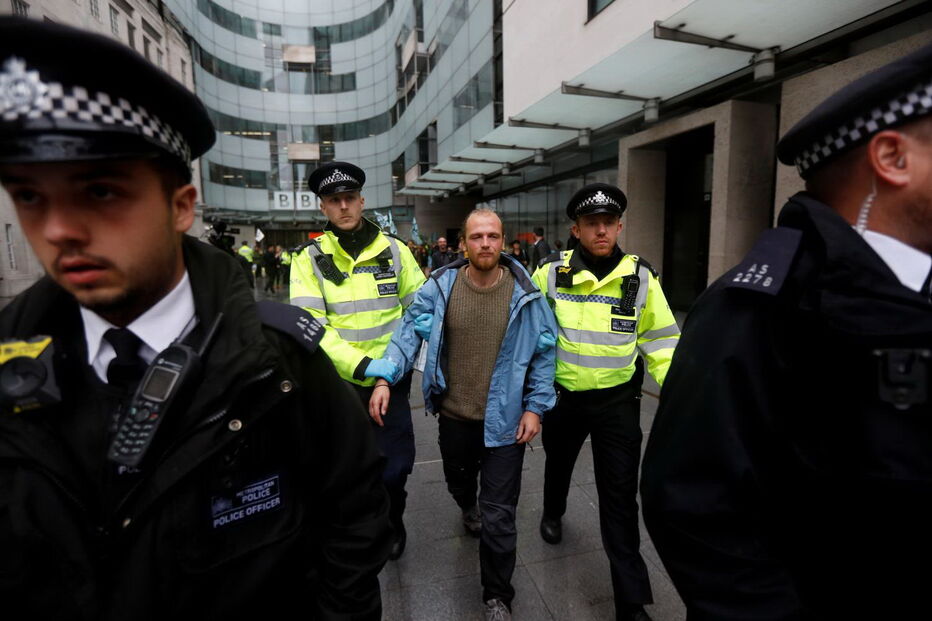Ativistas pelo clima bloqueiam entrada da sede da BBC em Londres. Veja as imagens