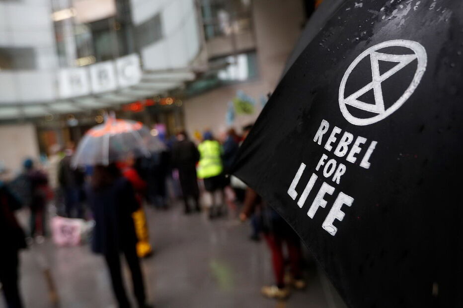Ativistas pelo clima bloqueiam entrada da sede da BBC em Londres. Veja as imagens