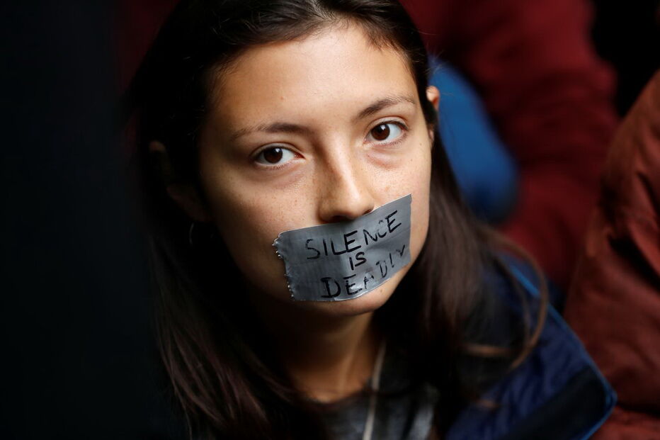 Ativistas pelo clima bloqueiam entrada da sede da BBC em Londres. Veja as imagens