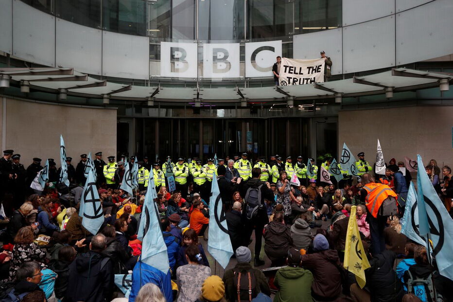 Ativistas pelo clima bloqueiam entrada da sede da BBC em Londres. Veja as imagens