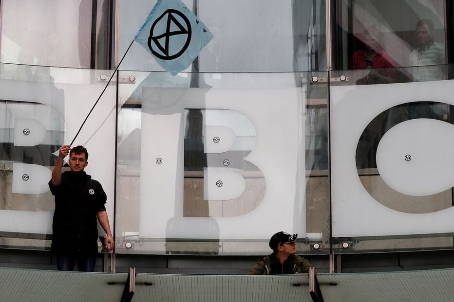Ativistas pelo clima bloqueiam entrada da sede da BBC em Londres. Veja as imagens