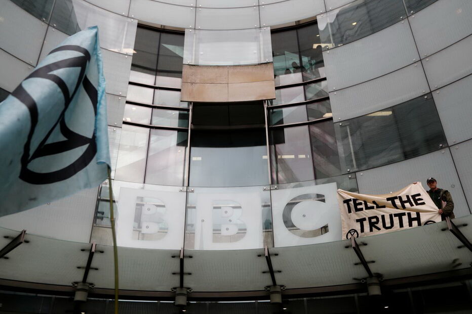 Ativistas pelo clima bloqueiam entrada da sede da BBC em Londres. Veja as imagens
