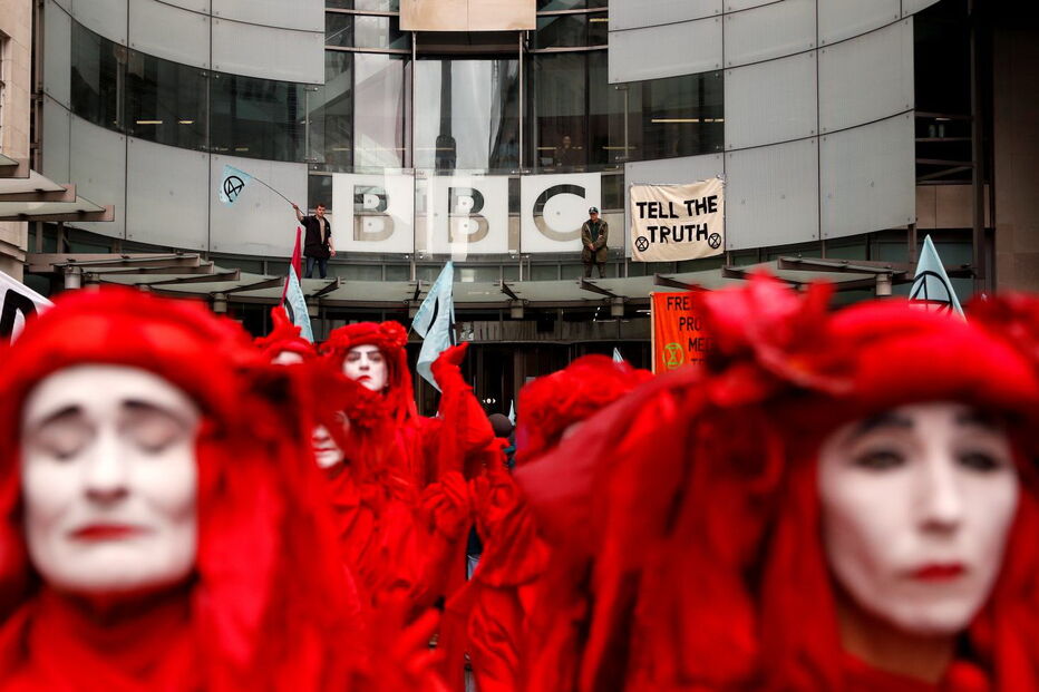 Ativistas pelo clima bloqueiam entrada da sede da BBC em Londres. Veja as imagens