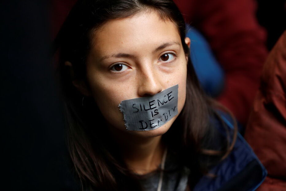 Ativistas pelo clima bloqueiam entrada da sede da BBC em Londres. Veja as imagens