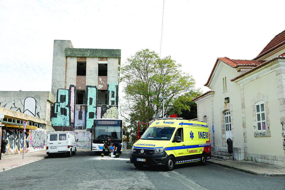Mecânico morre esmagado quando reparava autocarro em Oeiras 