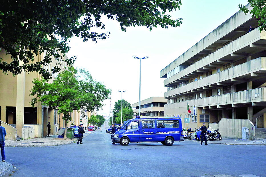 Casa onde a criança foi alvejada fica nas imediações da esquadra da PSP da Bela Vista, em Setúbal 