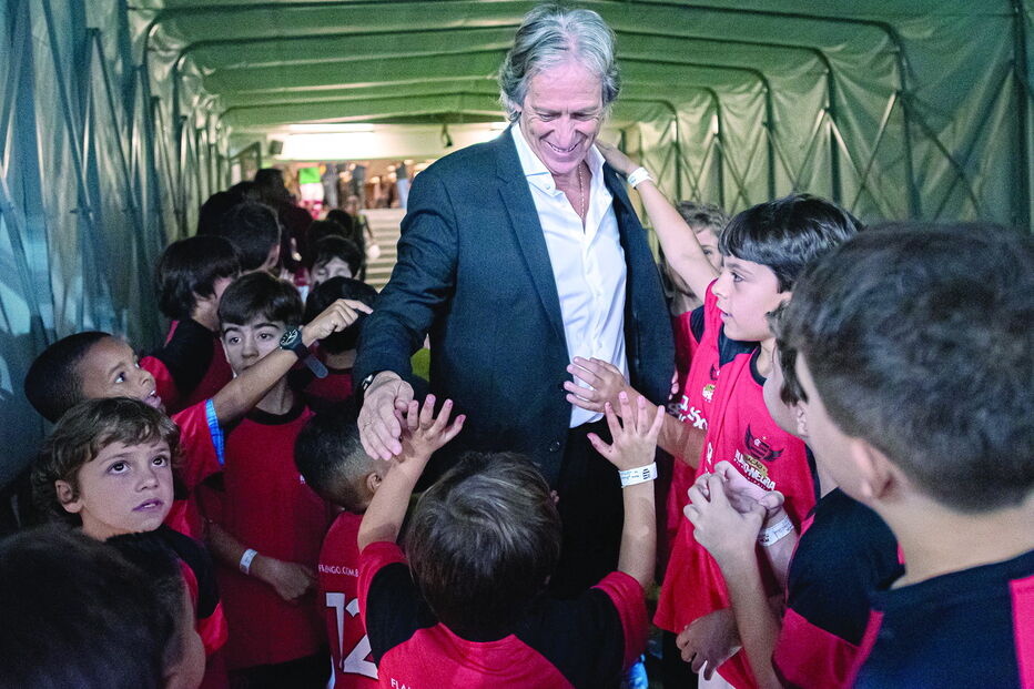 Jorge Jesus rodeado de crianças no túnel de acesso ao relvado do Maracanã. Técnico é um caso de popularidade 